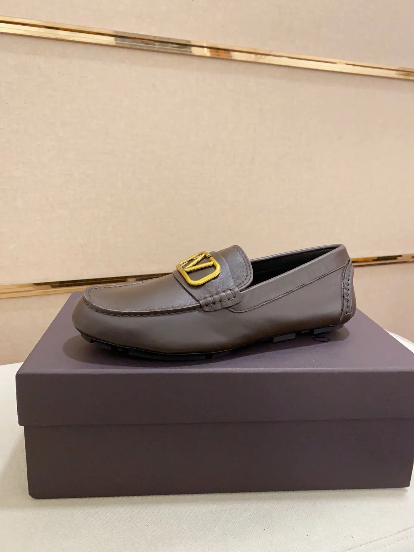 Men's shoes💰: 680💰VALENTINO, made of imported cowhide with imported water-dyed cowhide lining, iconic hardware and iconic wear-resistant outsole. 38-44. 45 VALENTINO packaging can be customized to enjoy the brand’s iconic product packaging